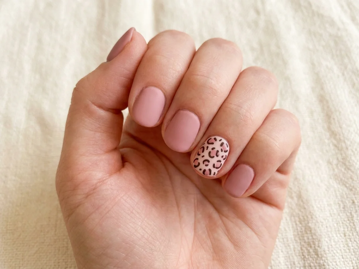 Dusty pink manicure with a tonal leopard-print accent